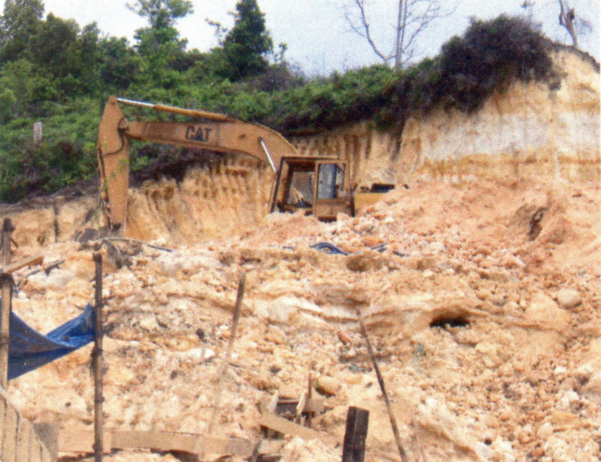 Ekskavator Caterpillar bekerja menggali Gunung Malanu 1